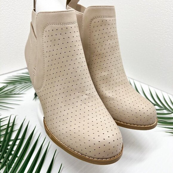DV by Dolce Vita Gerdy Beige Perforated Round Toe Wedge Heel Booties Size 8.5 NW - Picture 5 of 11
